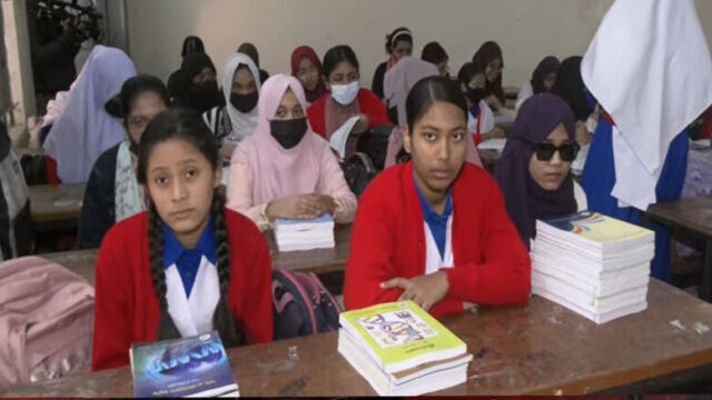 প্রাথমিকে শতভাগ বই পৌঁছালেও মাধ্যমিকে ঘাটতি, শোকের আবহে অনানুষ্ঠানিক বিতরণ