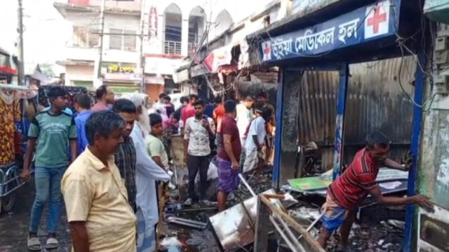 কসবায় ভয়াবহ আগুনে ১০ দোকান ভস্মীভূত