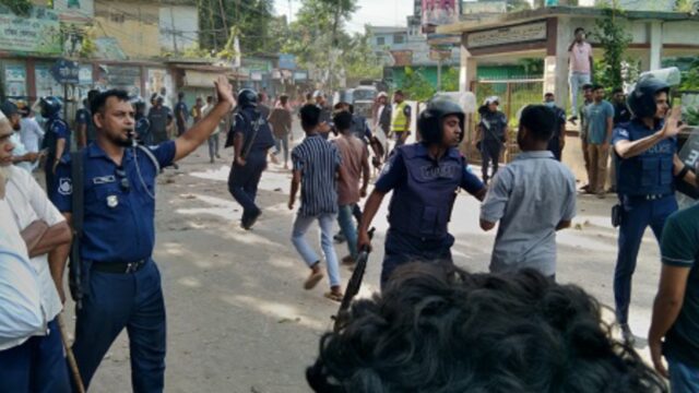 সরাইলে বিক্ষোভকারী ও ছাত্রলীগের মধ্যে সংঘর্ষ