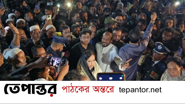 সরাইলে শহীদ মিনারে রুমিন ফারহানার ওপর হামলাচেষ্টা: মহাসড়ক অবরোধ