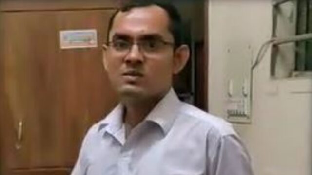 রেলওয়ে স্টেশনের টিকিট কাউন্টারে ভুল তথ্য দিয়ে যাত্রী হয়রানি
