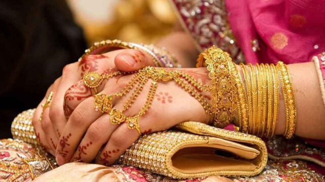 ইতিহাসের সর্বোচ্চ শিখরে স্বর্ণ ও রুপার দাম: ভরি আড়াই লাখ টাকা ছাড়াল