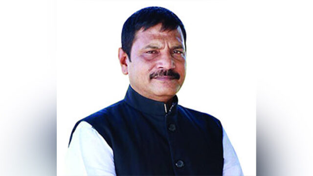 মন্ত্রী মহোদয়কে বিতর্কিত করার জন্য অনেকেই বলে যে তিনি আমাকে অবৈধ সুবিধা দিচ্ছেন